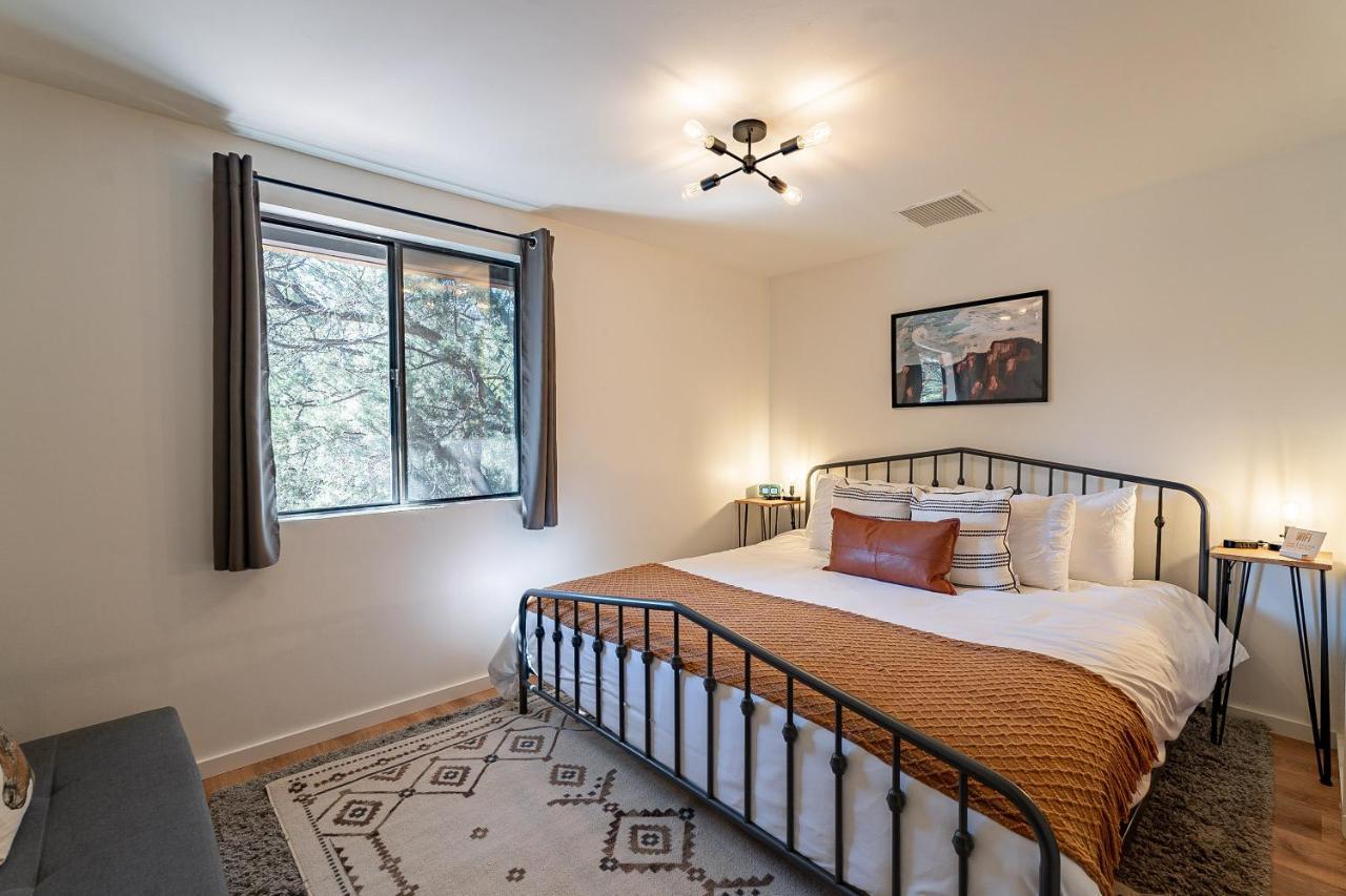 The Pine House - Cozy Mid-Century Modern, Pet-Friendly 빌라 외부 사진